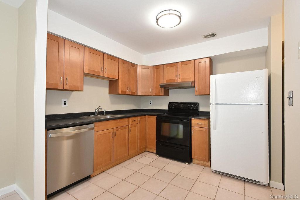 211 Springmeadow Drive J, Holbrook, NY 11741 — photo 4