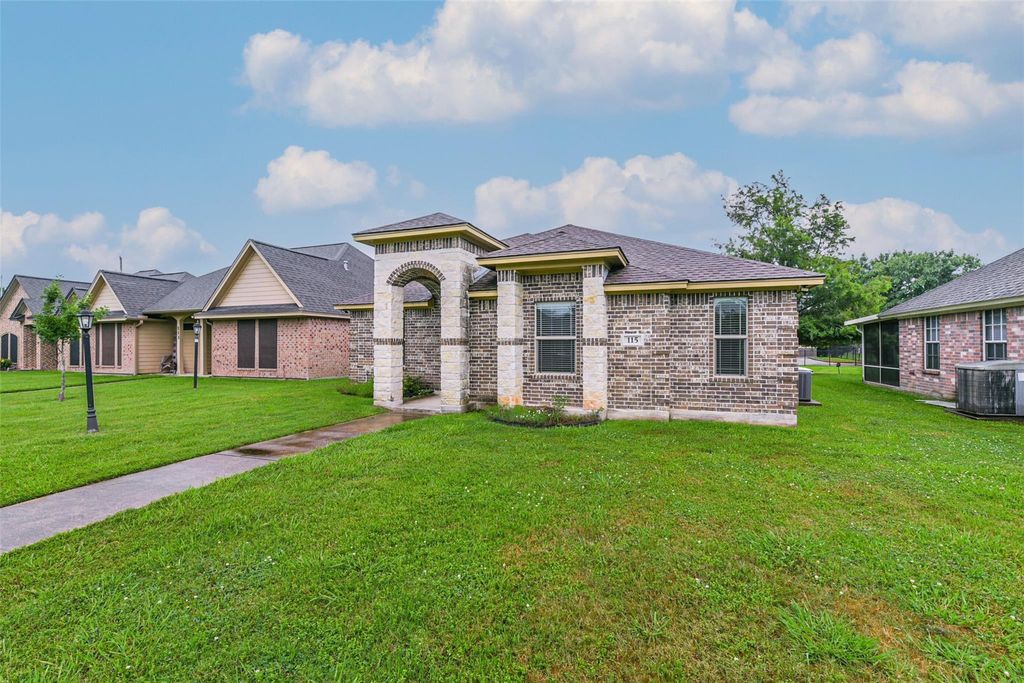 115 Silverbell Circle, Lake Jackson, TX 77566
