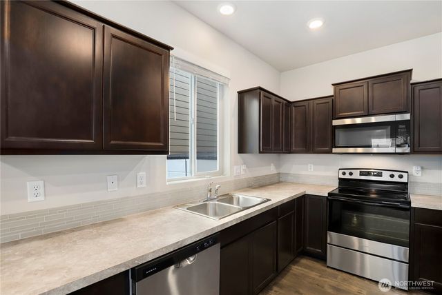 18708 Emmons Court E, Puyallup, WA 98374
