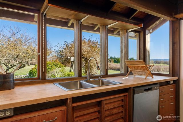 1083 S Fort Casey Rd, Coupeville, WA 98239