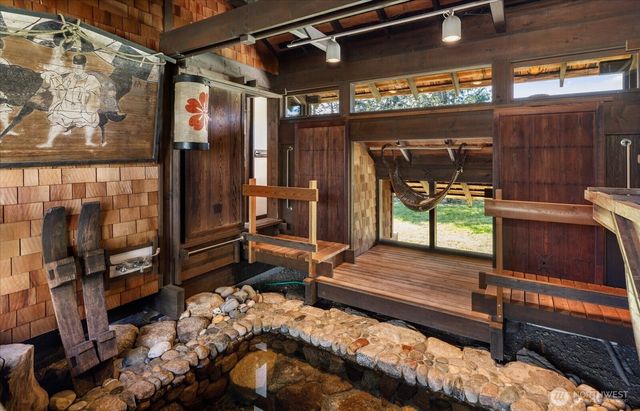 1083 S Fort Casey Rd, Coupeville, WA 98239