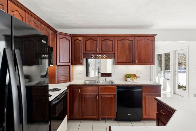 41 Martins Pond Rd, Groton, MA 01450