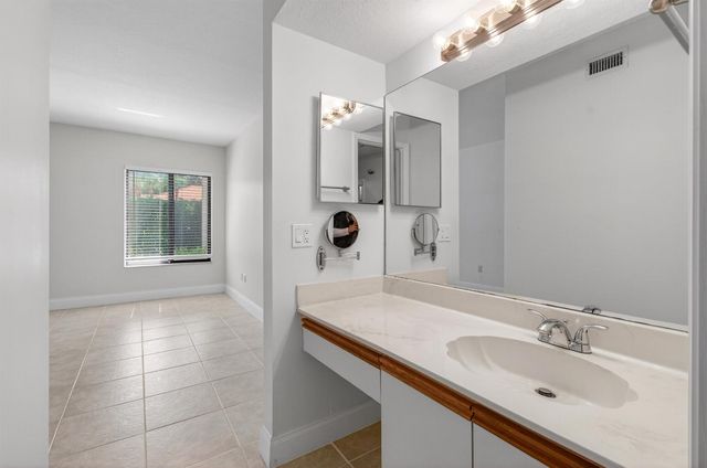 351 Club Circle 101, Boca Raton, FL 33487