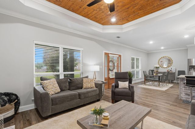 595 Nellwood Dr., Hattiesburg, MS 39402