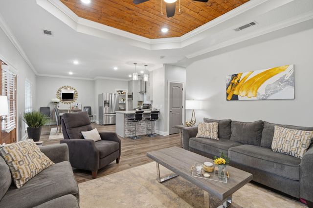 595 Nellwood Dr., Hattiesburg, MS 39402