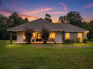 595 Nellwood Dr., Hattiesburg, MS 39402