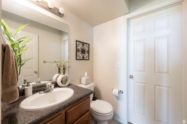 7456 SOUTHCREST CIR, Midvale, UT 84047