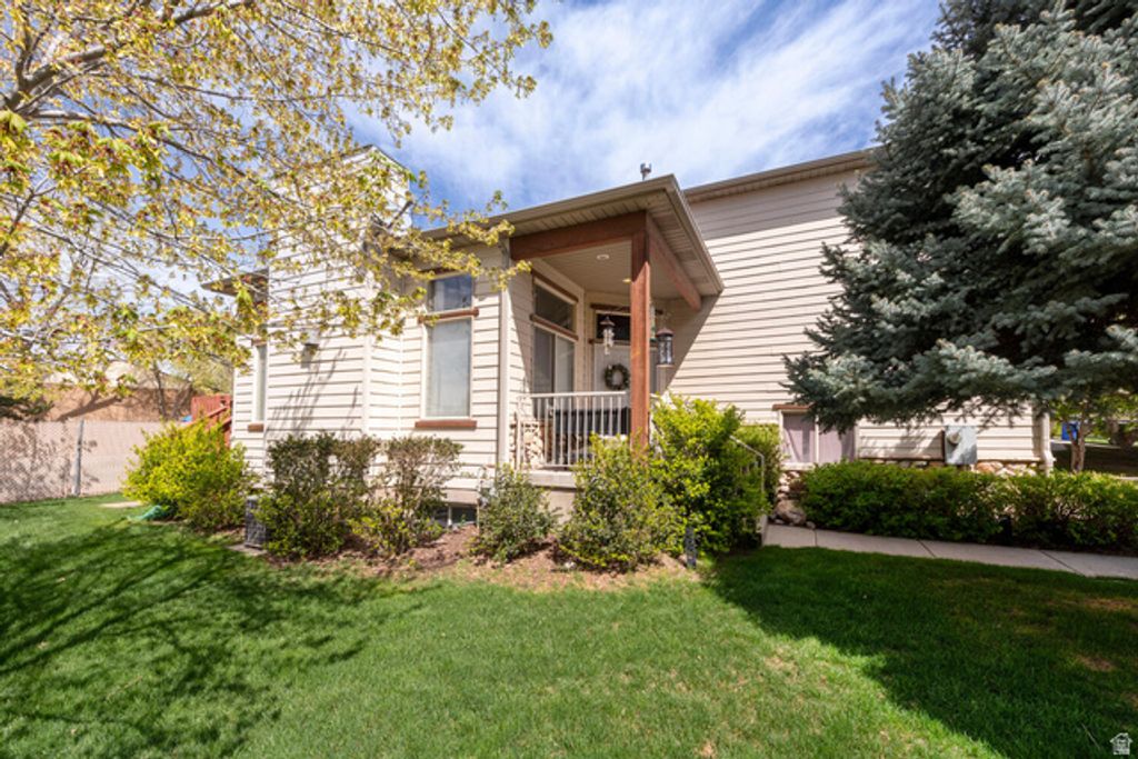 Image 4 of property listing at 7456 SOUTHCREST CIR, Midvale, UT 84047