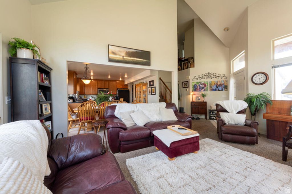 Image 5 of property listing at 7456 SOUTHCREST CIR, Midvale, UT 84047