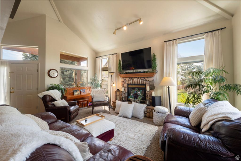 Image 6 of property listing at 7456 SOUTHCREST CIR, Midvale, UT 84047