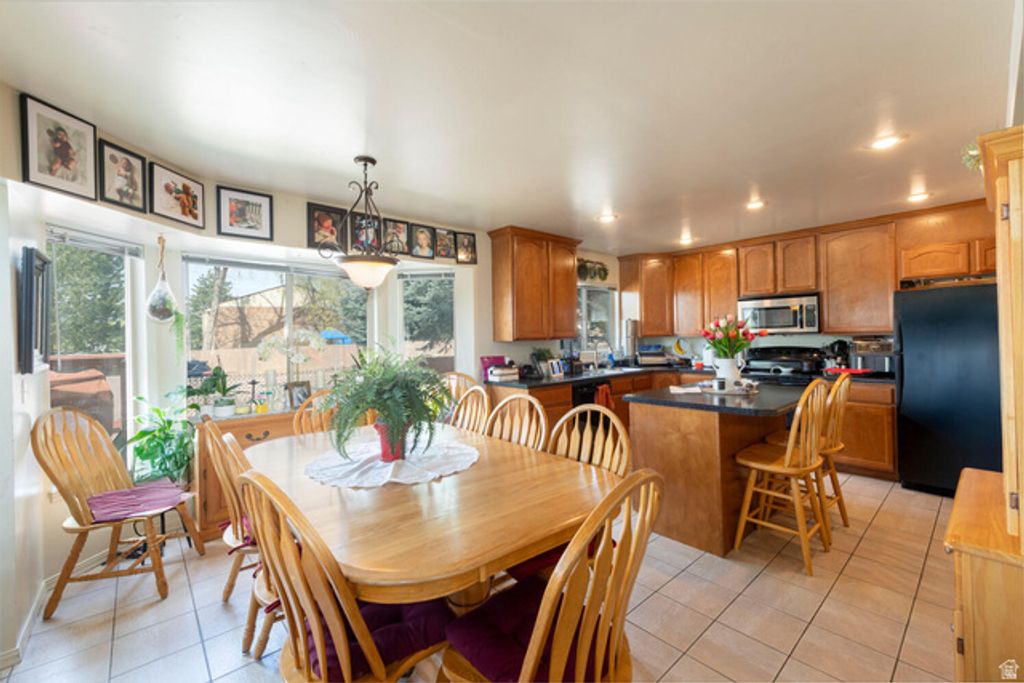 Image 7 of property listing at 7456 SOUTHCREST CIR, Midvale, UT 84047