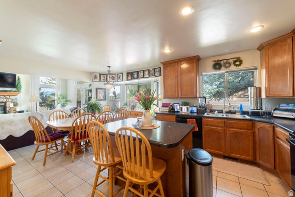 Image 9 of property listing at 7456 SOUTHCREST CIR, Midvale, UT 84047