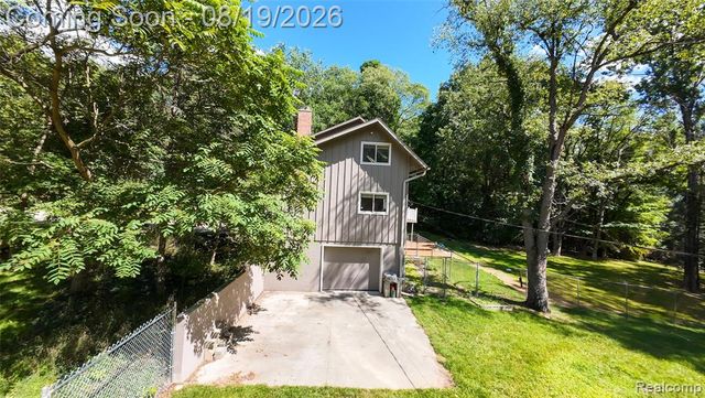 1761 Waw Lake Road, Brighton, MI 48114