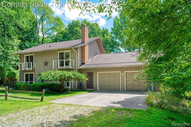1761 Waw Lake Road, Brighton, MI 48114