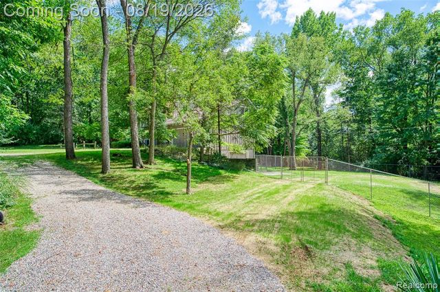 1761 Waw Lake Road, Brighton, MI 48114