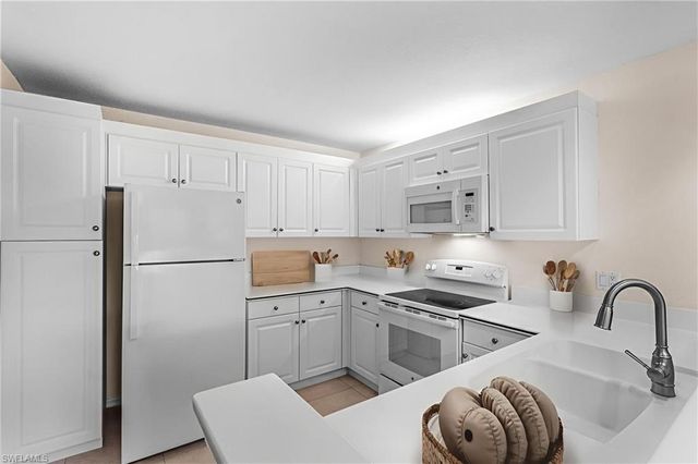 79 Emerald Woods DR # J4, Naples, FL 34108