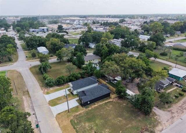 313 N Woodson Street, Willis, TX 77378