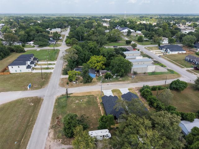 313 N Woodson Street, Willis, TX 77378