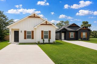 313 N Woodson Street, Willis, TX 77378