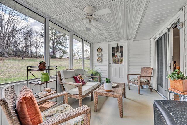 40 Fairfield LN, Troutville, VA 24175