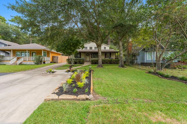 1745 E Pine Lake Circle, Conroe, TX 77316