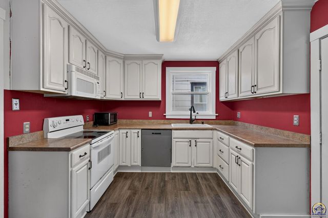 1282 SW College AVE, Topeka, KS 66604