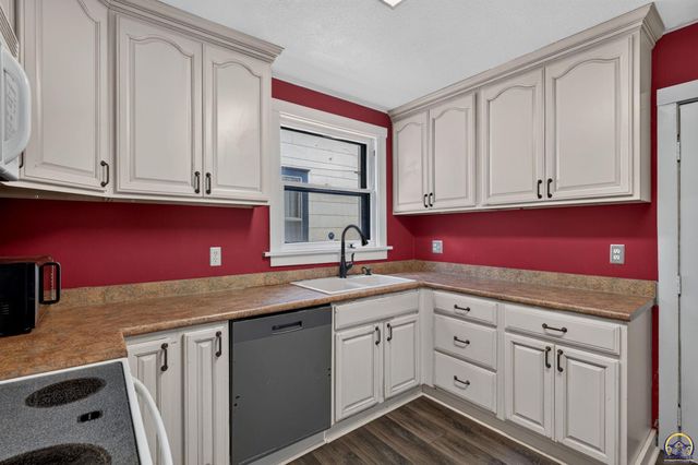 1282 SW College AVE, Topeka, KS 66604