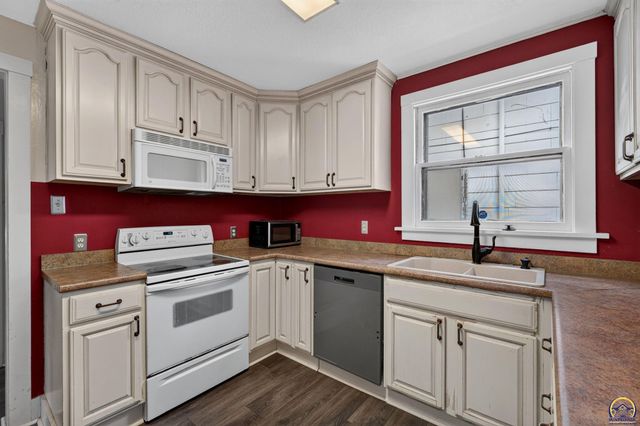 1282 SW College AVE, Topeka, KS 66604