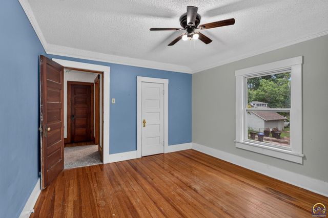 1282 SW College AVE, Topeka, KS 66604