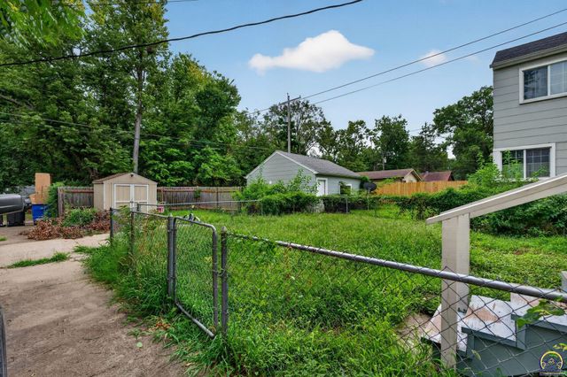 1282 SW College AVE, Topeka, KS 66604