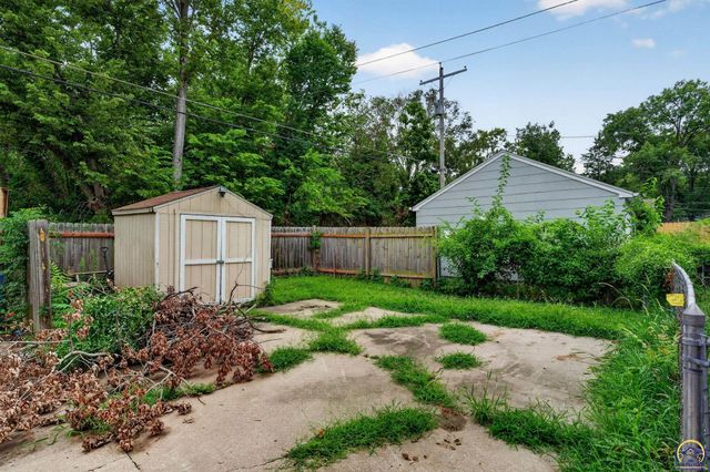 1282 SW College AVE, Topeka, KS 66604