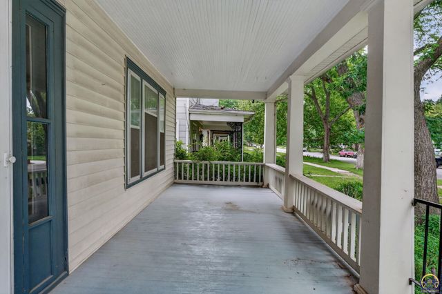 1282 SW College AVE, Topeka, KS 66604