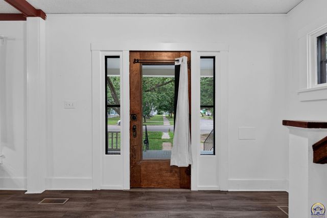 1282 SW College AVE, Topeka, KS 66604