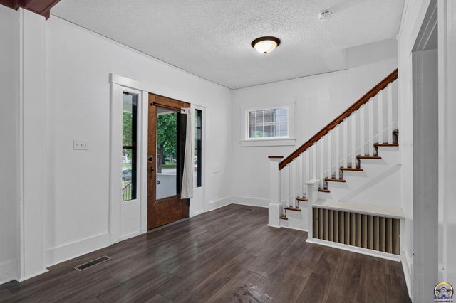 1282 SW College AVE, Topeka, KS 66604