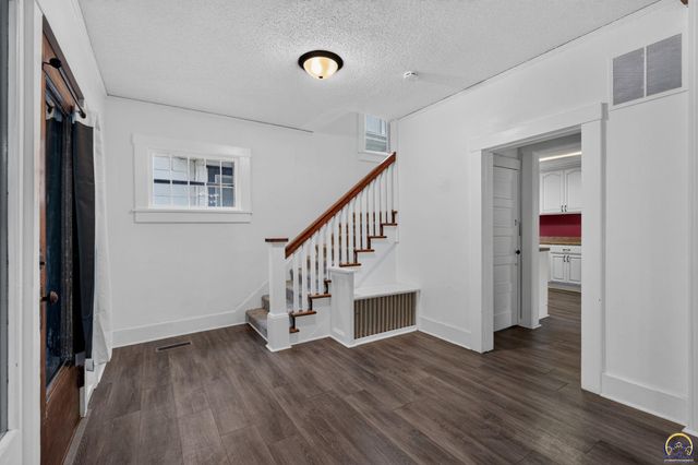 1282 SW College AVE, Topeka, KS 66604