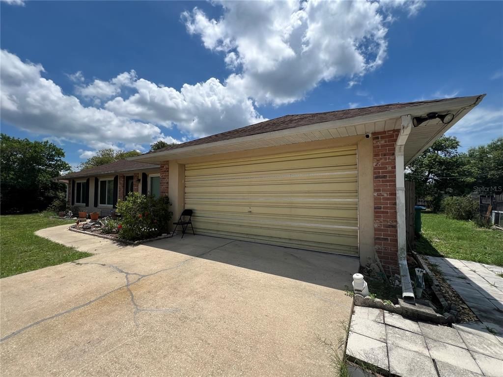Image 3 of property listing at 1073 PINDER STREET, Deltona, FL 32725