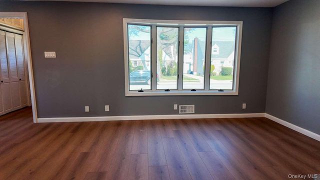 50 E Saint Marks Place, Valley Stream, NY 11580