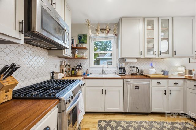 1207 Willow Road, Hendersonville, NC 28739