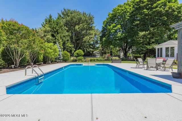 25 Pelican Road, Middletown, NJ 07748