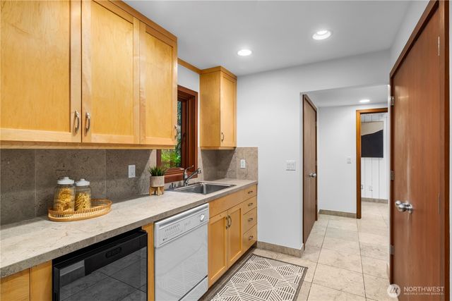 18 Holly Lane, Mercer Island, WA 98040