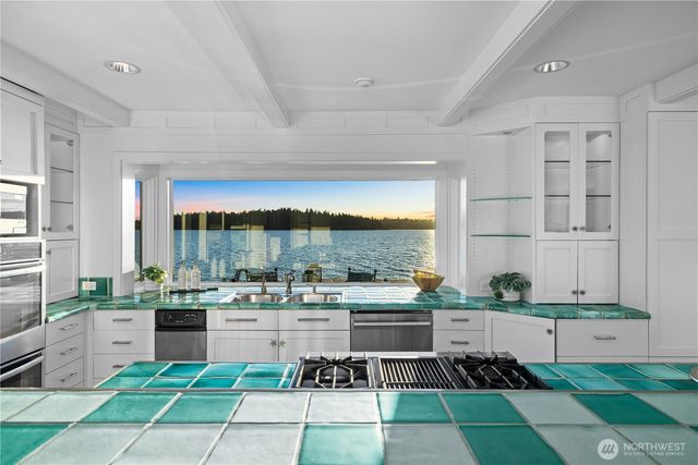 18 Holly Lane, Mercer Island, WA 98040