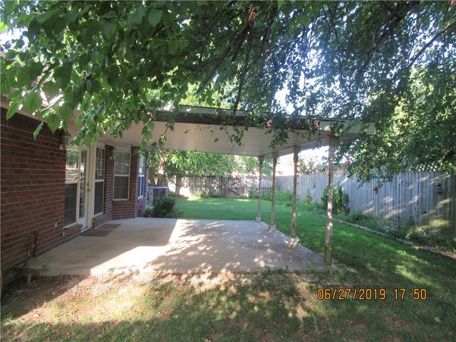 410 Julian Court, Siloam Springs, AR 72761