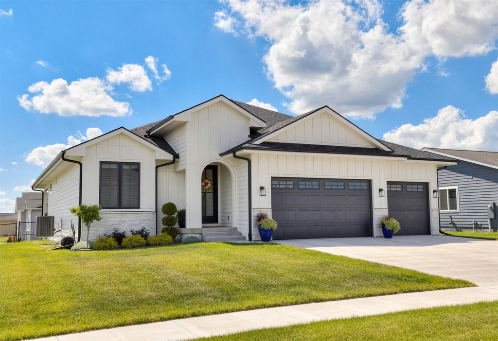 1300 Deer Ridge Drive NW, Bondurant, IA 50035