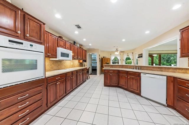 51 HUNTERS POINT DR, New Braunfels, TX 78132