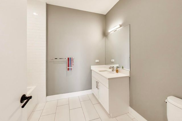 3001 N Southport Avenue 403, Chicago, IL 60657