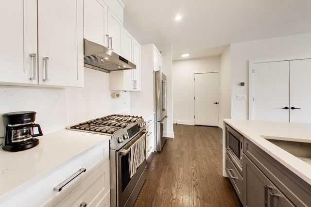 3001 N Southport Avenue 403, Chicago, IL 60657