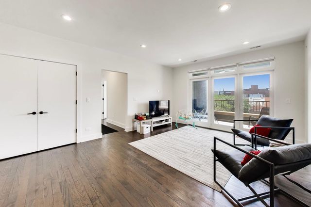 3001 N Southport Avenue 403, Chicago, IL 60657
