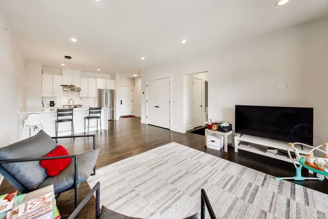 3001 N Southport Avenue 403, Chicago, IL 60657