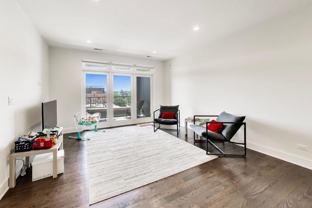 3001 N Southport Avenue 403, Chicago, IL 60657