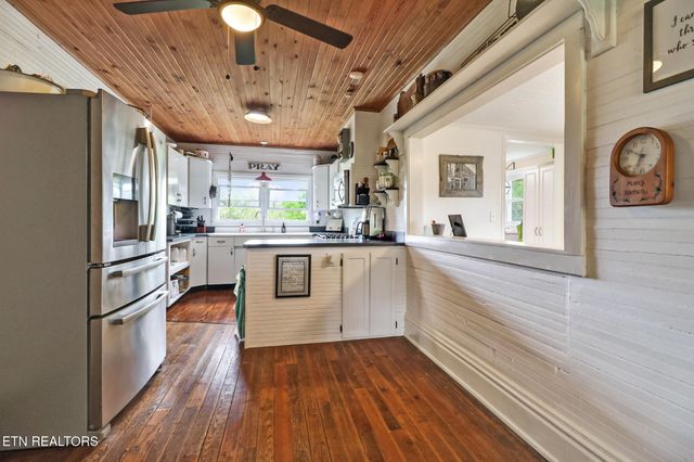 9988 Upper East Valley Rd, Pikeville, TN 37367